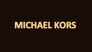 Michael Kors 品牌標誌以米色文字顯示在深棕色背景上。