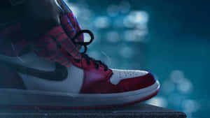 蜘蛛俠在夜雨中綁運動鞋鞋帶。 — Air Jordan GIF 壁紙