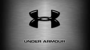 Under Armour標誌在拉絲金屬背景上，品牌文字在下方