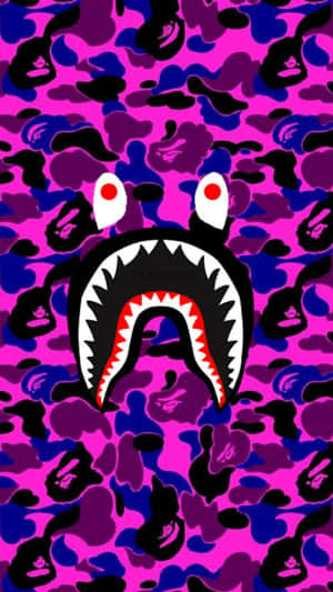 粉紅紫色迷彩背景上的鯊魚頭圖形 — Bape GIF 壁紙