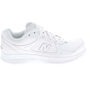一雙白色 New Balance 運動鞋，設計簡潔並帶有標誌。