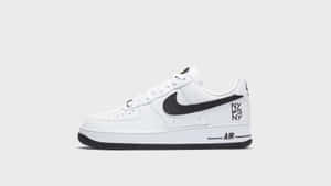 白色Nike Air Force 1運動鞋，帶有黑色點綴和文字細節。