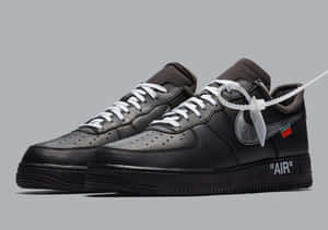 黑色Nike Air Force 1運動鞋，配有白色鞋帶和標籤。