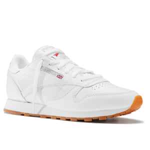 白色 Reebok Classic 運動鞋，配有橡膠鞋底和英國國旗貼片。 — iPad Pro 壁紙