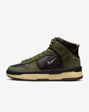 橄欖綠、黑色和米色Nike Dunk高筒運動鞋，帶有銀色Swoosh。