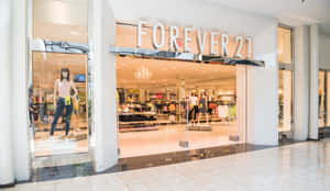Forever 21服裝店入口，內部有人體模型和購物者。 — iMac 壁紙
