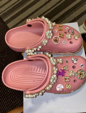 粉紅色Crocs木屐覆蓋著珍珠、水鑽和設計師標誌。