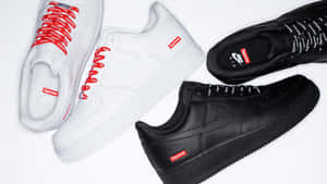 四雙白色和黑色的Supreme x Nike Air Force 1運動鞋，帶有紅色品牌標誌。