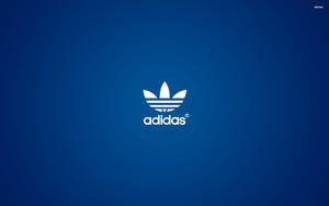 藍色漸變背景上的adidas標誌