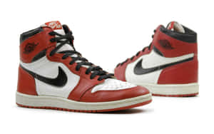 紅、白、黑色高筒運動鞋，帶有 Nike 和 Jordan 品牌標誌。