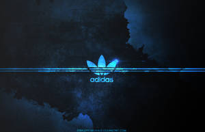 發光藍色Adidas標誌在帶有光條紋的深色紋理背景上。