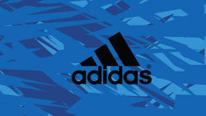 adidas標誌在藍色幾何背景上