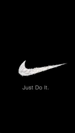 黑色背景上的白色Nike勾號和Just Do It文字。
