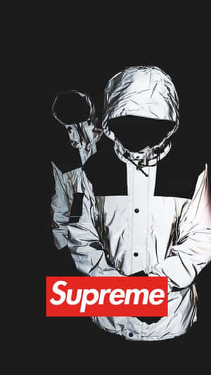 一個人穿著帶有紅色Supreme標誌的銀色反光外套。