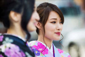 兩位穿著傳統花卉圖案和服的女性站在戶外。