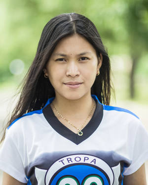 穿著運動球衣的年輕女性在公園戶外微笑