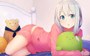 動漫女孩穿粉紅色睡衣在床上抱綠色毛絨玩具，旁邊有泰迪熊。 — 可愛動漫女仔 壁紙