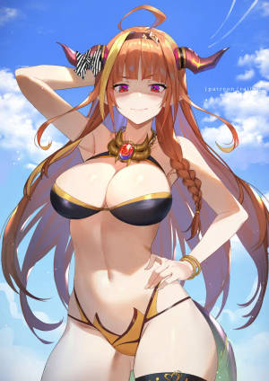動漫女孩戴著牛角穿比基尼在藍天下微笑