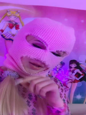 戴住粉紅色巴拉克拉法帽嘅人喺美少女戰士牆紙前面。