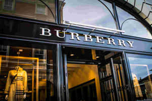 Burberry 店舖入口，內有風衣模特兒。