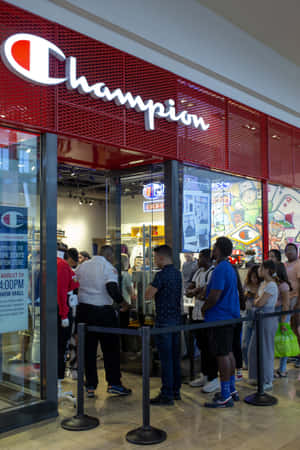 人們在購物商場的Champion零售店外排隊等候。 — 冠軍 壁紙