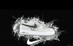白色Nike Air Force 1運動鞋帶有迷彩圖案，在黑色背景上穿過白色飛濺。