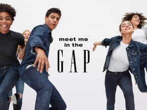 五位微笑嘅年輕人穿著牛仔衫為 Gap 廣告擺姿勢。