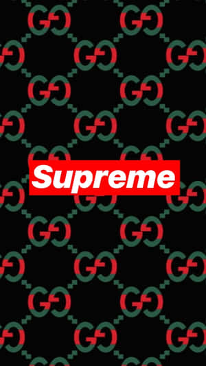 黑色背景，重複Gucci標誌，中央有一個Supreme標誌。