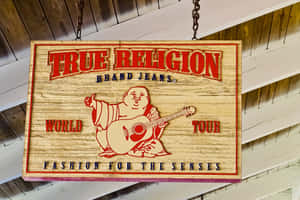 True Religion牛仔褲木製招牌，帶有彈結他的佛陀，懸掛在室內。