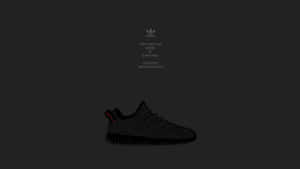 黑色 Yeezy Boost 350 運動鞋，帶有紅色細節，深灰色背景，白色文字。