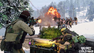 士兵在雪地森林中與喪屍戰鬥，背景有爆炸。 — 決勝時刻：黑色行動冷戰 壁紙