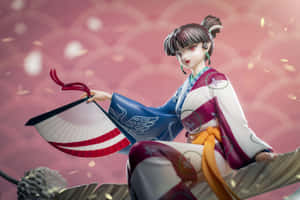 穿著和服的動漫公仔在粉紅色背景中手持扇子，花瓣飄落。 — MacBook 壁紙