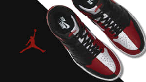 黑紅白色的 Air Jordan 1 運動鞋，帶有 Jumpman 標誌，背景為黑白。
