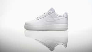 白色背景上帶有倒影的白色Nike Air Force 1運動鞋。
