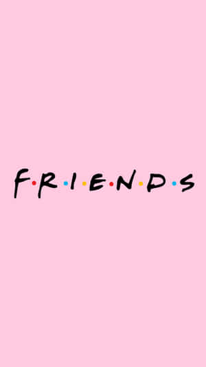 粉紅色背景上，以黑色手寫字體呈現的「FRIENDS」字樣及彩色圓點。