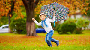 孩子在秋日公園中拿著彩色雨傘在雨中奔跑