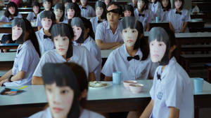 穿著校服的學生在課室裡戴著相同的面罩。 — Netflix GIF 壁紙