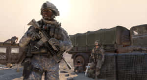 穿著沙漠裝備的士兵站在塵土飛揚的戰場上的軍用車輛附近。 — 使命召喚：現代戰爭 壁紙
