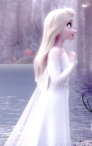 《魔雪奇緣》的愛莎身穿冰裙，站在結冰的湖邊。
