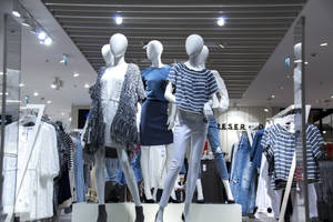 零售服裝店內穿著時尚服裝的人體模型。