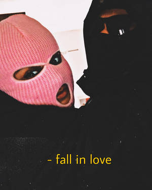 兩個戴面具的人與文字 fall in love