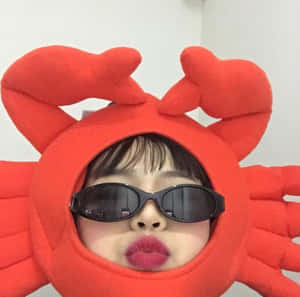 穿螃蟹服飾戴太陽眼鏡的女孩