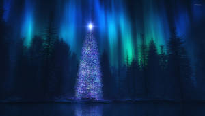 北極光下雪地森林中的發光聖誕樹