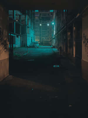 夜晚黑暗的城市小巷，帶有青綠色照明和塗鴉覆蓋的牆壁。
