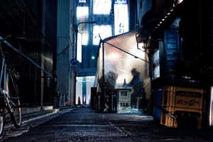 東京的夜晚小巷，有發光的小吃攤和附近停放的自行車。