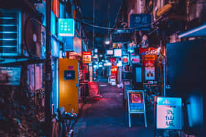 鮮豔的霓虹招牌照亮了繁忙都市環境中一條狹窄潮濕的夜晚小巷。