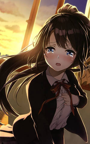 穿著校服的動漫女孩在日落時分眼中含淚哭泣