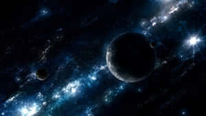 在充滿活力的藍色星雲中，帶有衛星的黑暗行星。