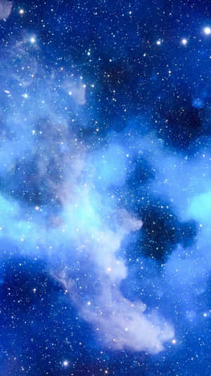 一個充滿閃爍星星的鮮豔藍色星雲，位於深空之中。 — 型格藍色動態 壁紙