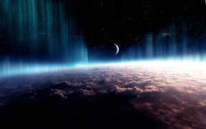 極光在雲層上發光，伴隨著新月和太空中的星星。